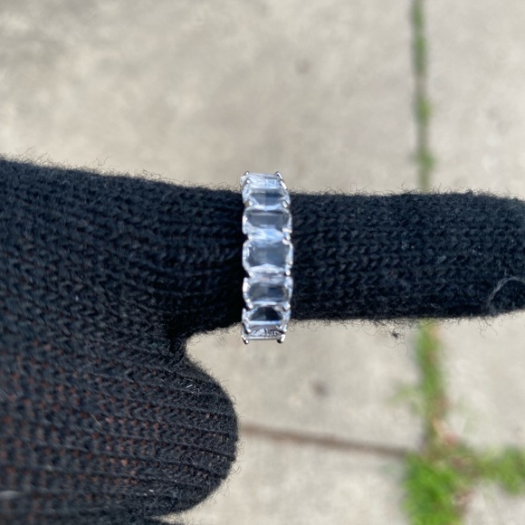 Woman’s diamond ring - Picture 1 of 2